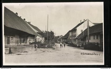 Foto-AK Birmensdorf, Strassenpartie mit Gasthaus und Brunnen