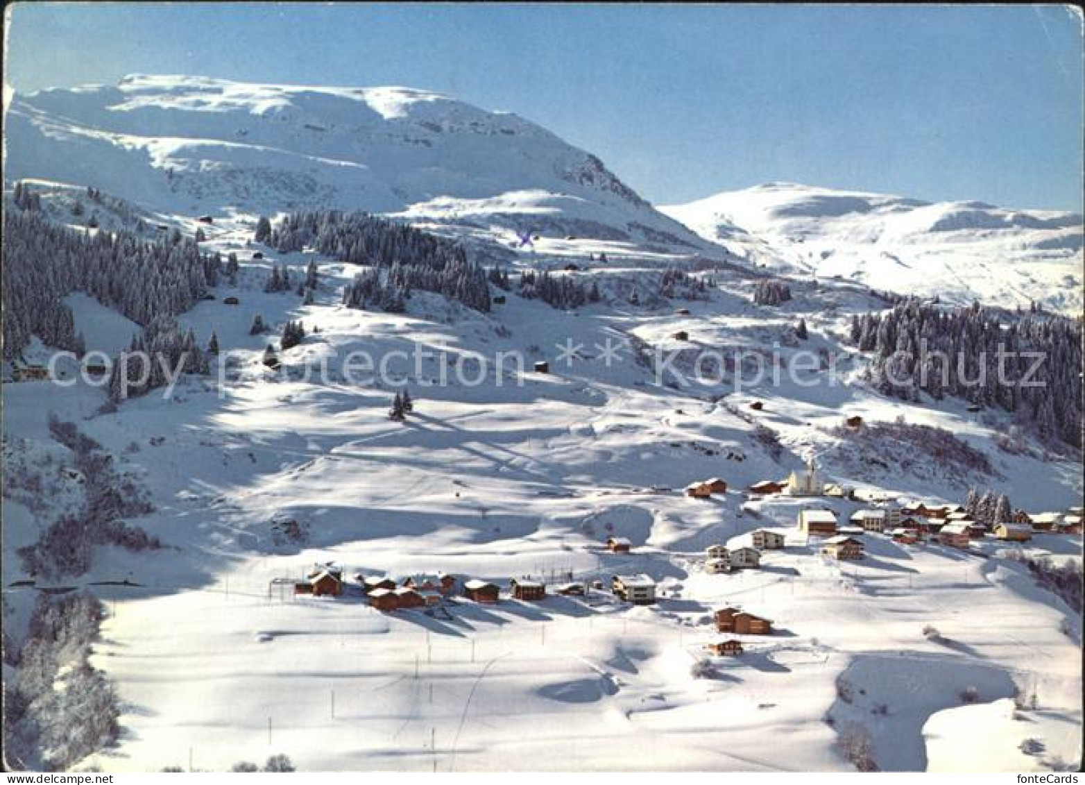 Surcuolm mit Skigebiet vom Piz Mundaun