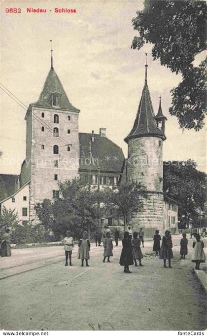 Nidau Niedau Bielersee Lac de Bienne BE Schloss Turm Kinder Strassenszene Baeume