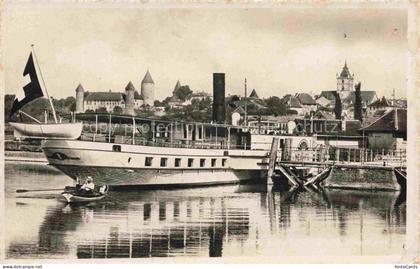 Estavayer -le-Lac FR Dampfschiff Schloss Tuerme Neuenburgersee Ruderboot Hafen S