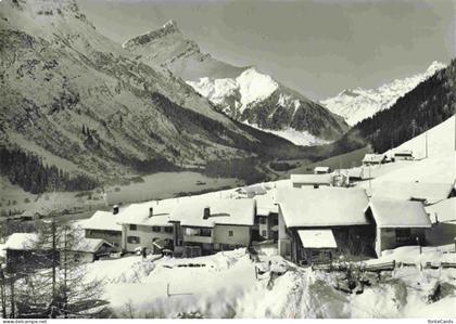 Medels Rheinwald GR Dorfansicht mit Blick zum Einshorn Winterpanorama Alpen