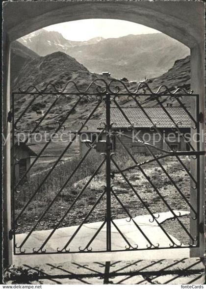 Selva Tujetsch Eingang zur Kirche Oberalpkette