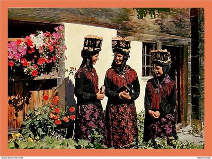 a208 / 429 Trachtenfrauen im Saas Tal