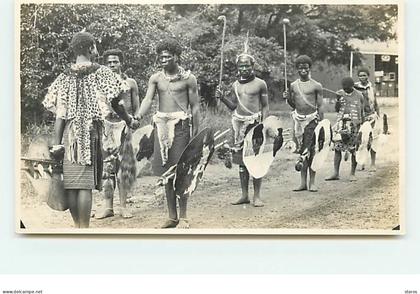 SWAZILAND - Mbabane - Hommes en tenue de guerriers