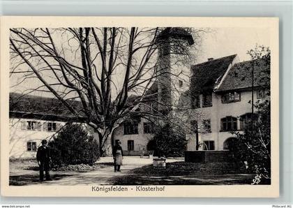 Königsfelden - Männer mit Hüten im Klosterhof - 40136240
