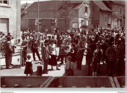 4402 Frenkendorf 1957 - Banntag beim Dorfplatz Spritzenhaus - 39374903