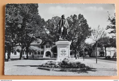 chêne bourg - statue de louis favre et l'école