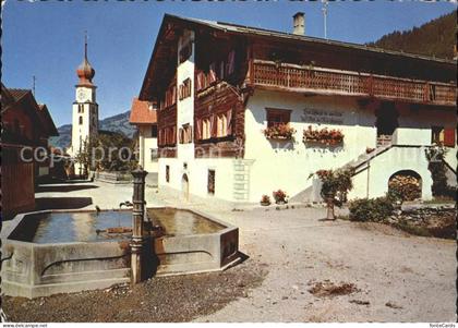 Fanas Dorbrunnen mit altem Praettigauer Haus