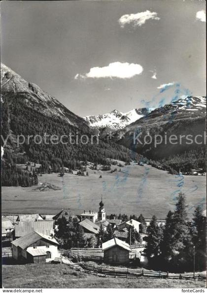 Madulain Ortsansicht mit Kirche Alpenpanorama