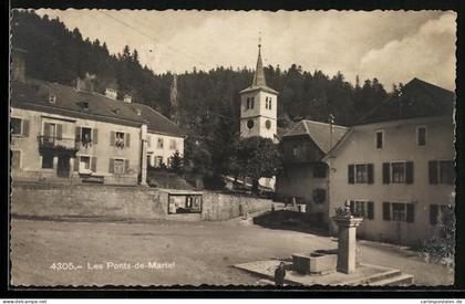 AK Les Ponts-de-Martel, Platz mit Brunnen, Mauer mit Schaukasten, Kirchturm