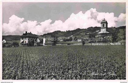 Mont-sur-Rolle VD Blick ueber die Felder zur Kirche