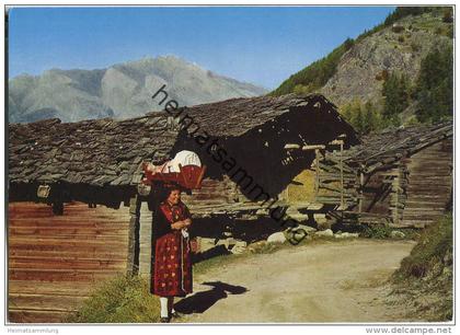 Iserables - une maman portant son enfant sur la tete - Ansichtskarte Großformat