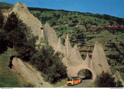 SUISSE - Val d Hérens - pyramides d Euseigne - Route - Voiture - Tunnel - Village - Montagne - Carte postale