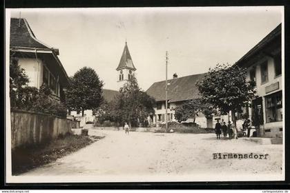 Foto-AK Birmensdorf, Strassenpartie mit Blick zur Kirche