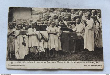 classe de chant par un catéchistes, missions saint Esprit au Kilimandjaro, Tanzanie