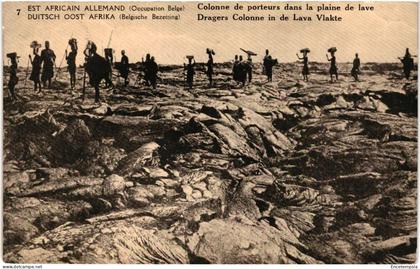 CPA Carte Postale Tanzanie  Une colonne de porteurs dans la plaine de lave   VM99743ok