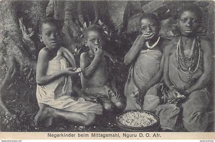 Tanzania - DEUTSCHE ÖST AFRIKA - Children at meal in Nguru