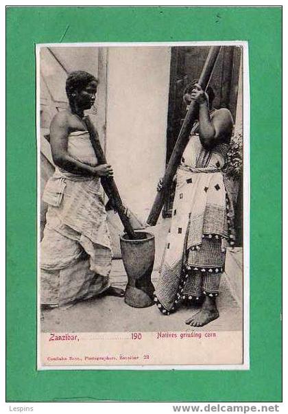 TANZANIE -- Zanzibar - Natives Griuding corn