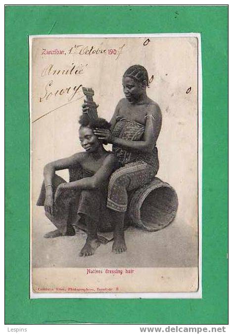 TANZANIE -- Zanzibar - Natives Dressing hair