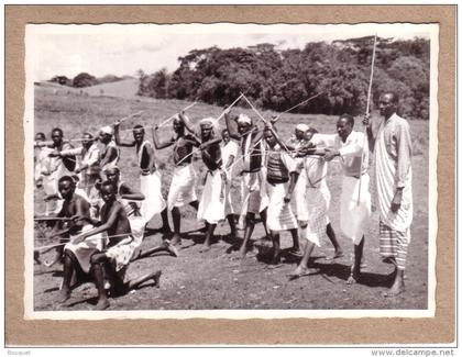 KENYA , TANZANIE ?? - LOT DE 2 CARTES OU DE 2 PHOTOS - MASAÏ , MAASAÏ , MASSAÏ ?? - DANSE - HOMME - GARCON