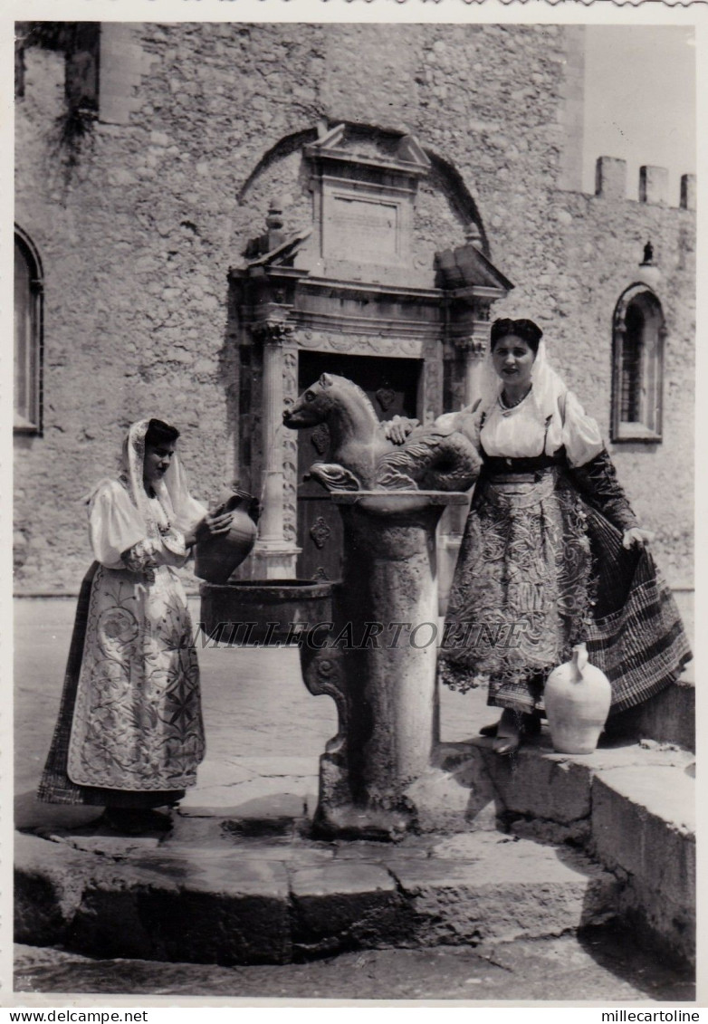 TAORMINA: fotografia artistica - Donne alla fontana - Costumi   1962