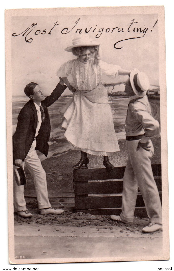 tarjeta postal  circulada mujer con hombres.