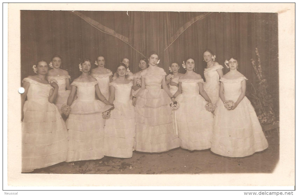 tarjeta postal mujeres vestidas de novia.