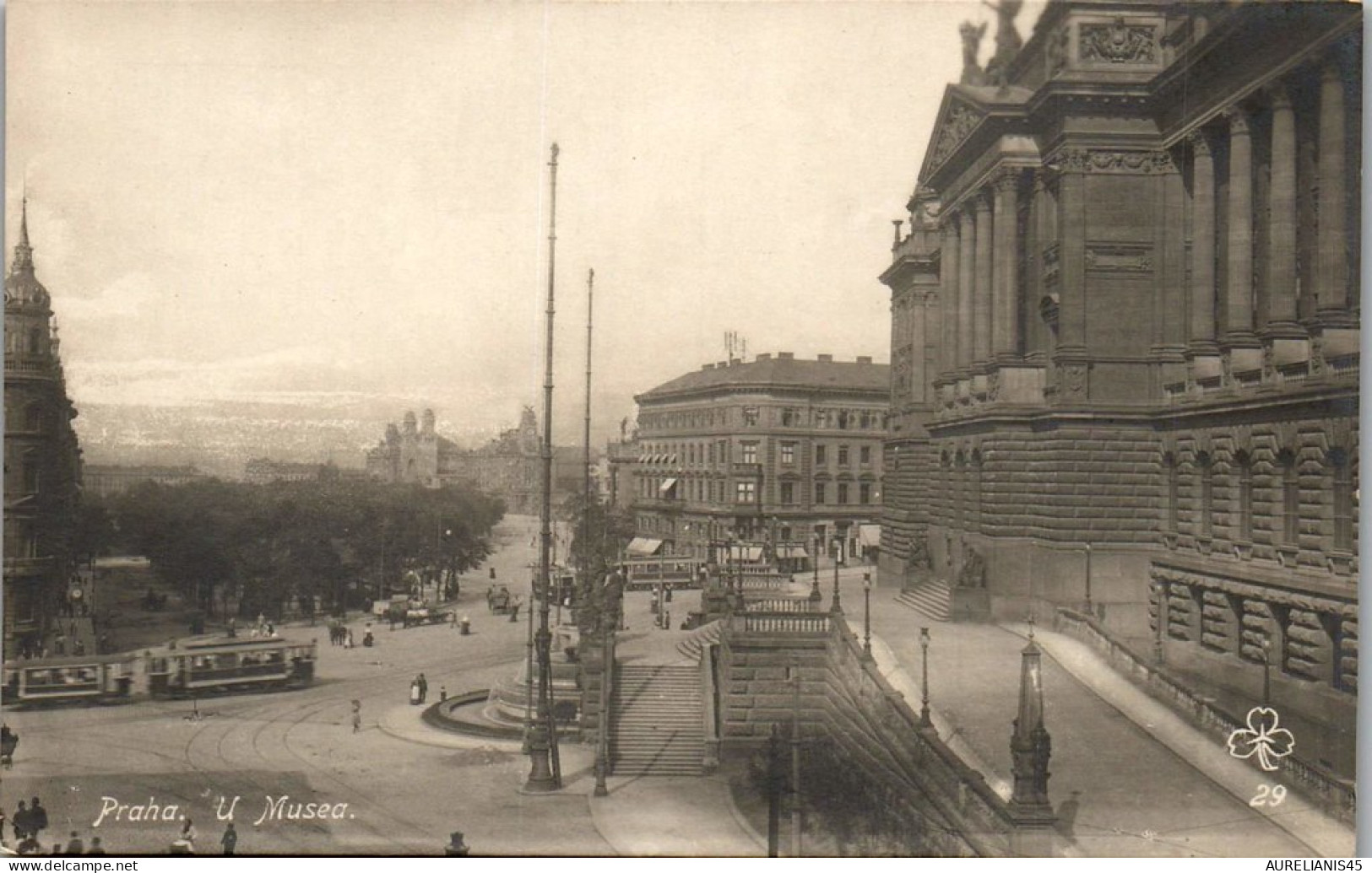 TCHEQUIE - PRAHA - u musea