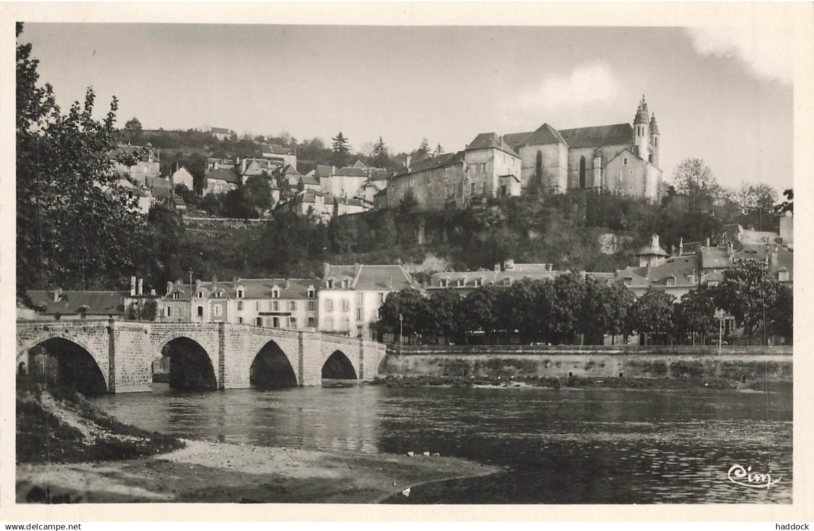 TERRASSON : PANORAMA SUR L'EGLISE