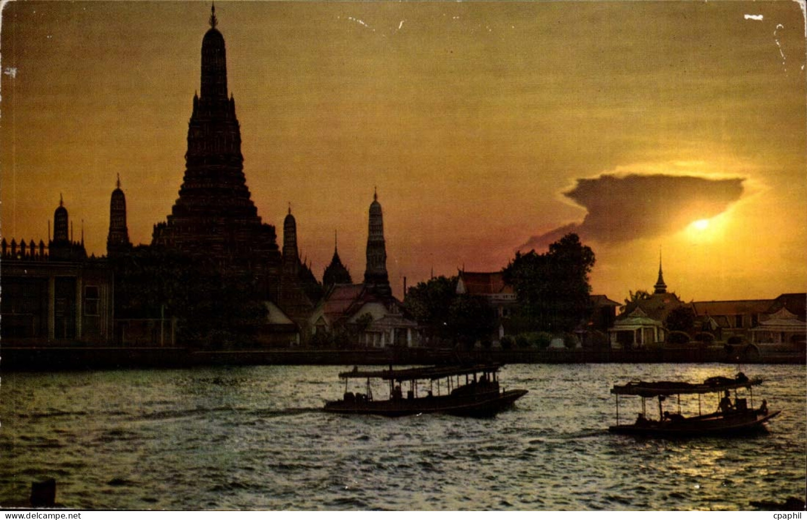 Thailande Thailand CPM Dawn at Wat Arun (temple of dawn)