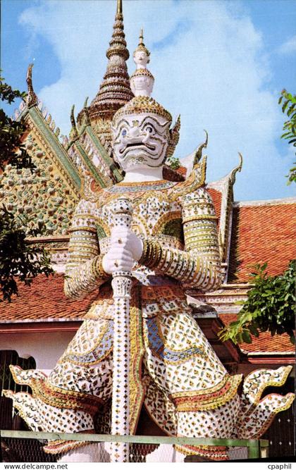 CPM Thailande Gaint Guardian at the Temple of Dawn Bangkok