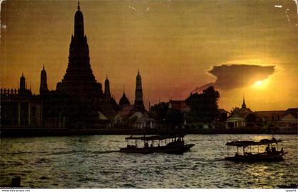 Thailande Thailand CPM Dawn at Wat Arun (temple of dawn)