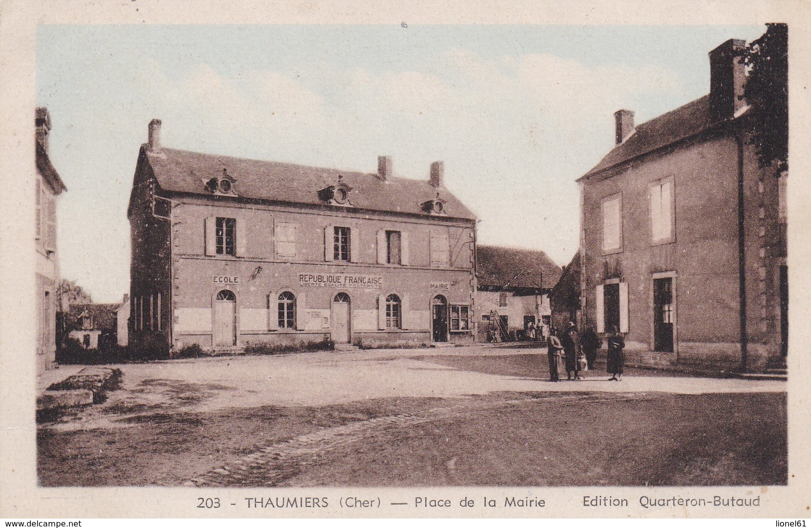 THAUMIERS  : (18)  Place de la Mairie