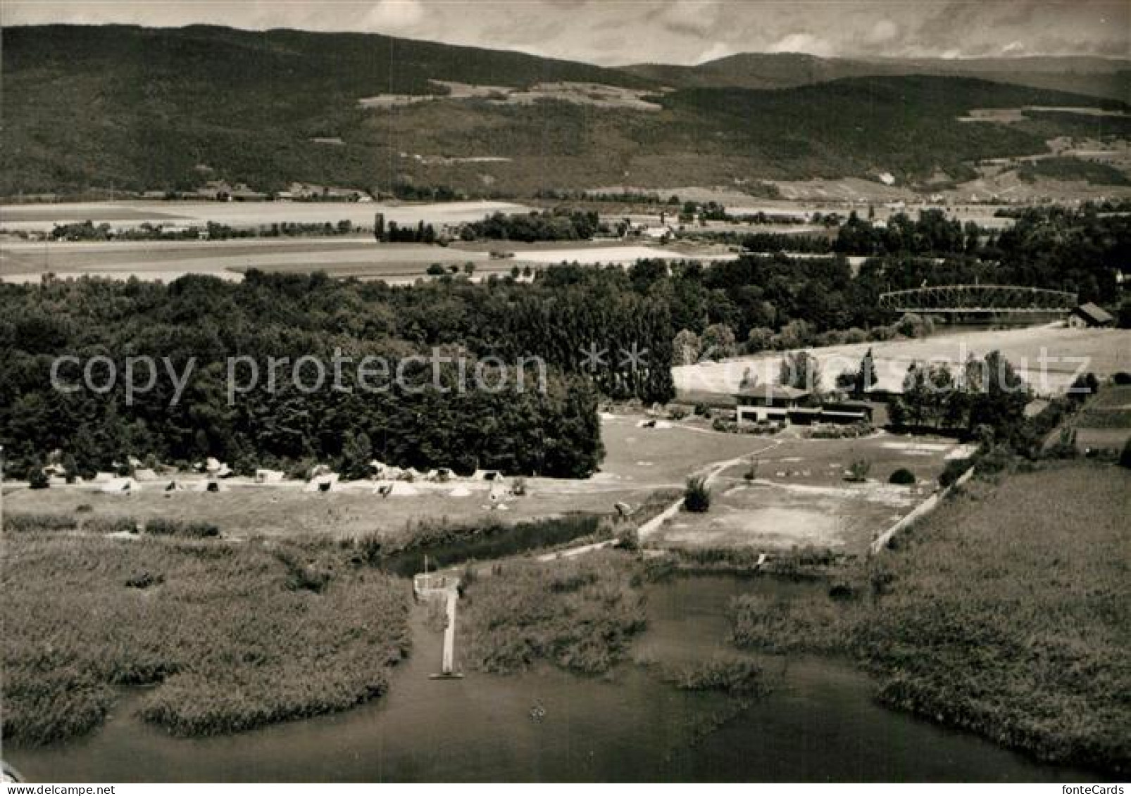 Thielle Sonnenbad Camping am Neuenburgersee Fliegeraufnahme