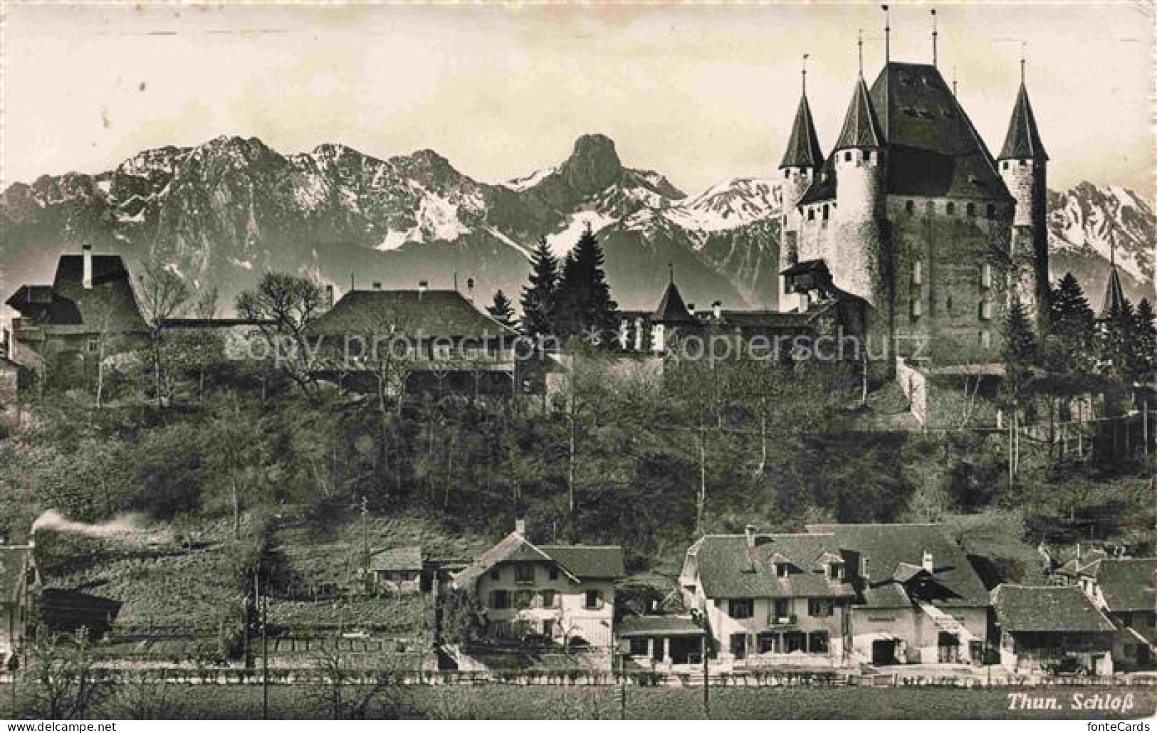 THUN Thoune BE Schloss-Thun Burg Tuerme Alpen Berge Stadtansicht Haeuser