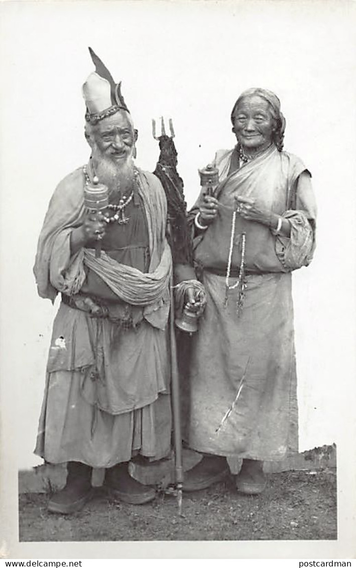 Tibet - Two Tibetan beggars with prayer wheel - REAL PHOTO.