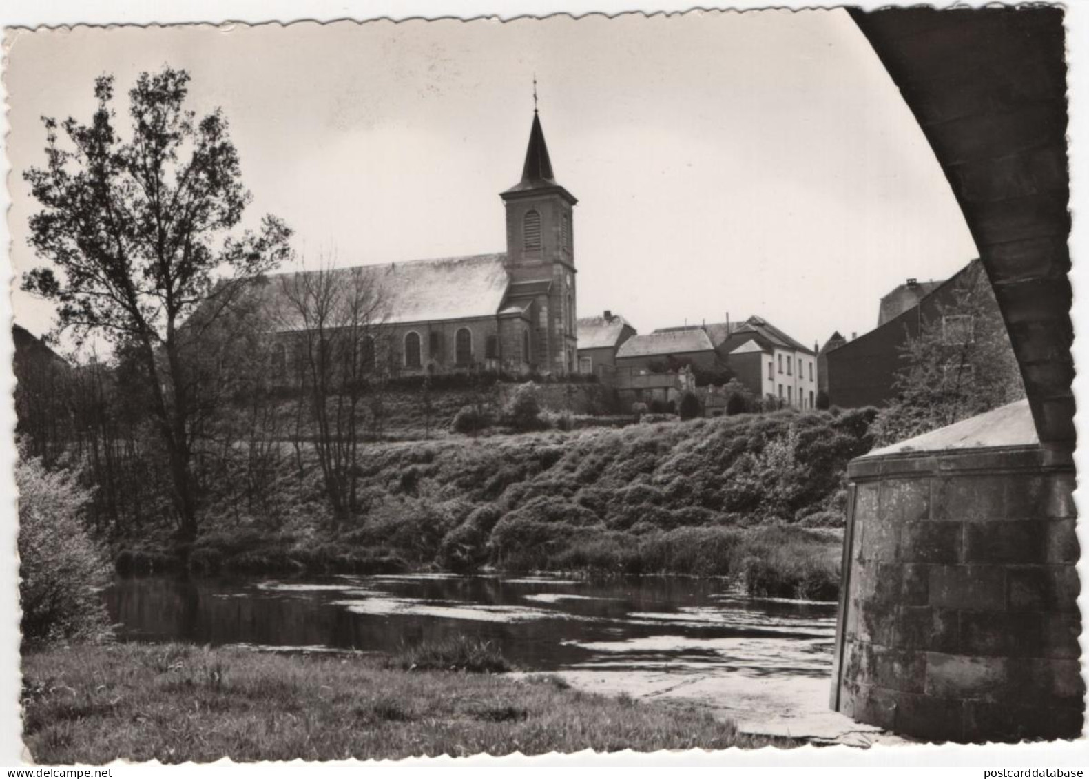 Tintigny - L'église vue sous le pont de la Semois