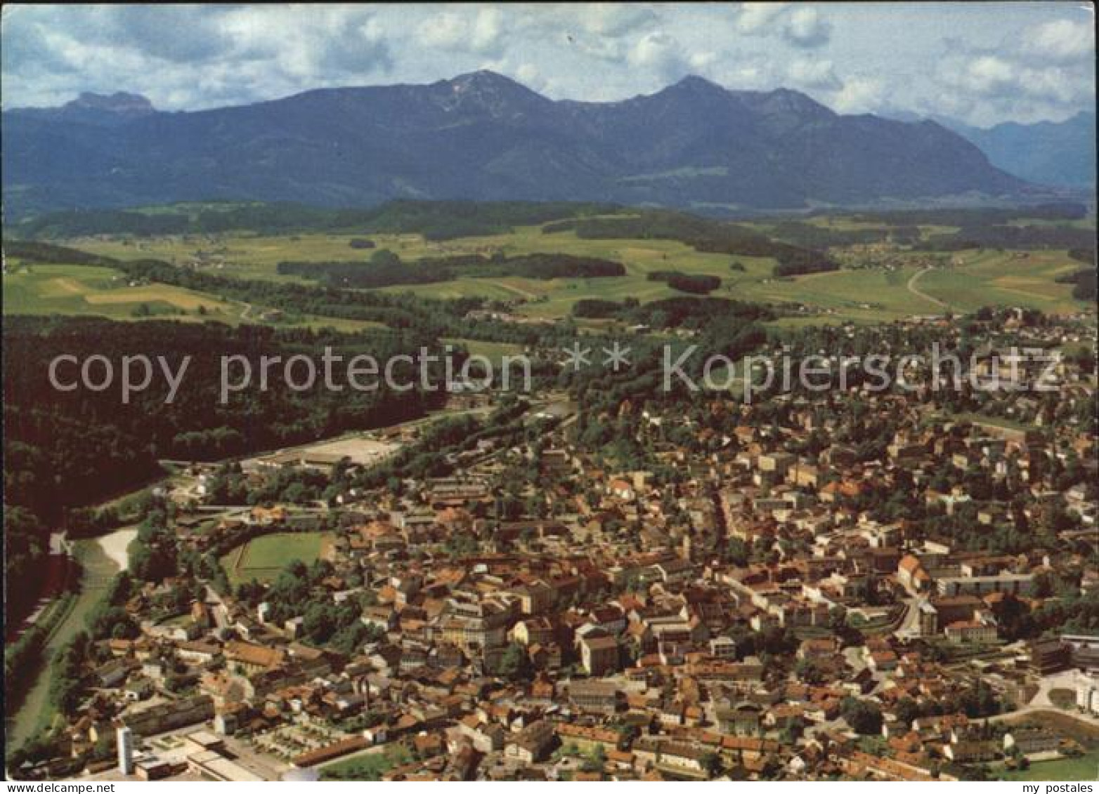 Traunstein Oberbayern Fliegeraufnahme mit Chiemgauer Alpen