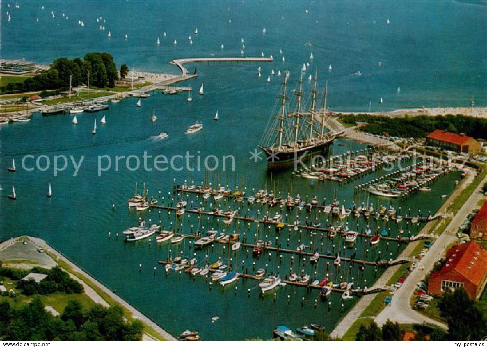 Travemuende Ostseebad Hafenpartie Fliegeraufnahme