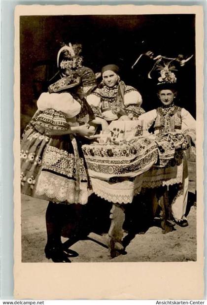 10289810 - Frauen in Tracht