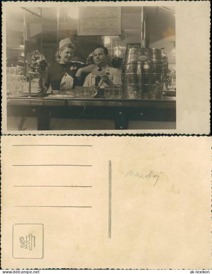 Pilsen Plzeň  Kellnerin mit Wirt am Ausschank Kneipe Bierfass 1940 Privatfoto