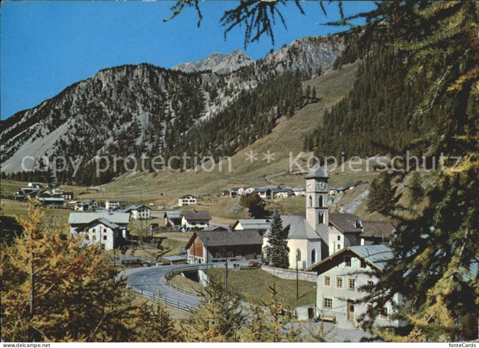 Tschierv Dorfpartie mit Kirche