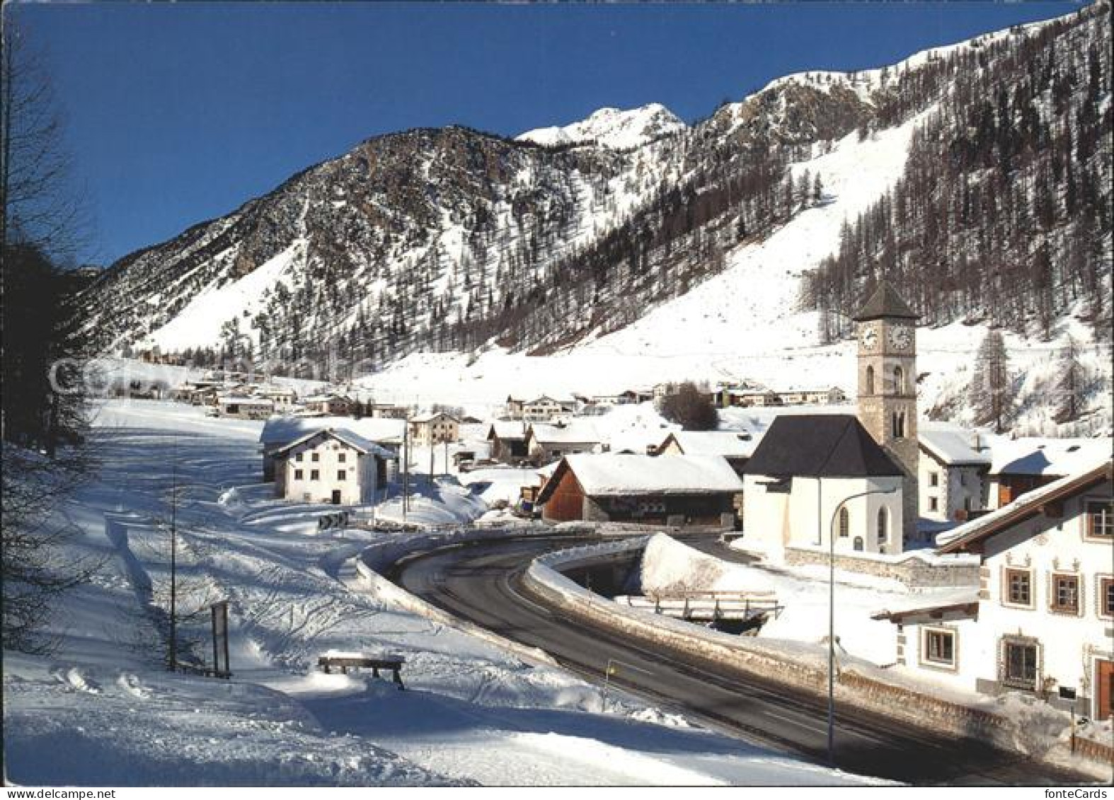 Tschierv Ortsblick mit Kirche