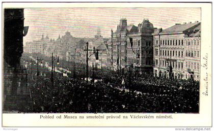 PRAHA - Pohled od Musea na smutecni pruvod na Vaclavskem namesti