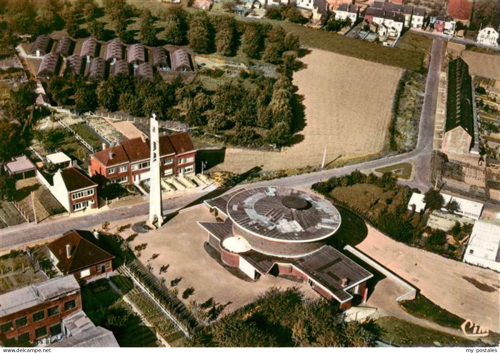 Tubize Eglise-du-Christ-Ressuscite Kirche Glockenturm Luftaufnahme Felder Wohnha