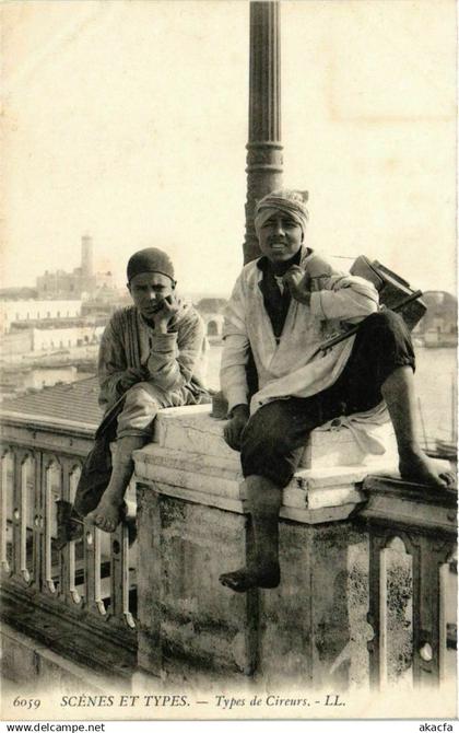 CPA TUNISIA Scenes et Types Types de Cireurs (822088)