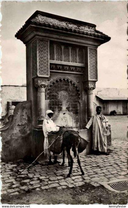 Tunesien - Une fontaine