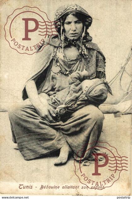 TUNEZ. TUNISIE. TUNIS. BEDOUINE ALLAITANT SON ENFANT