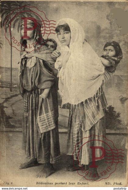 TUNEZ. TUNISIE. TUNIS. BEDOUINES PORTANT LEUR ENFANT