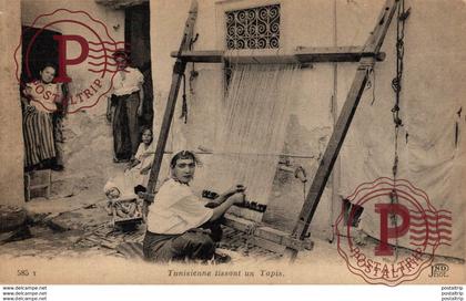 TUNEZ // TUNIS. Tunisienne tissant un tapis